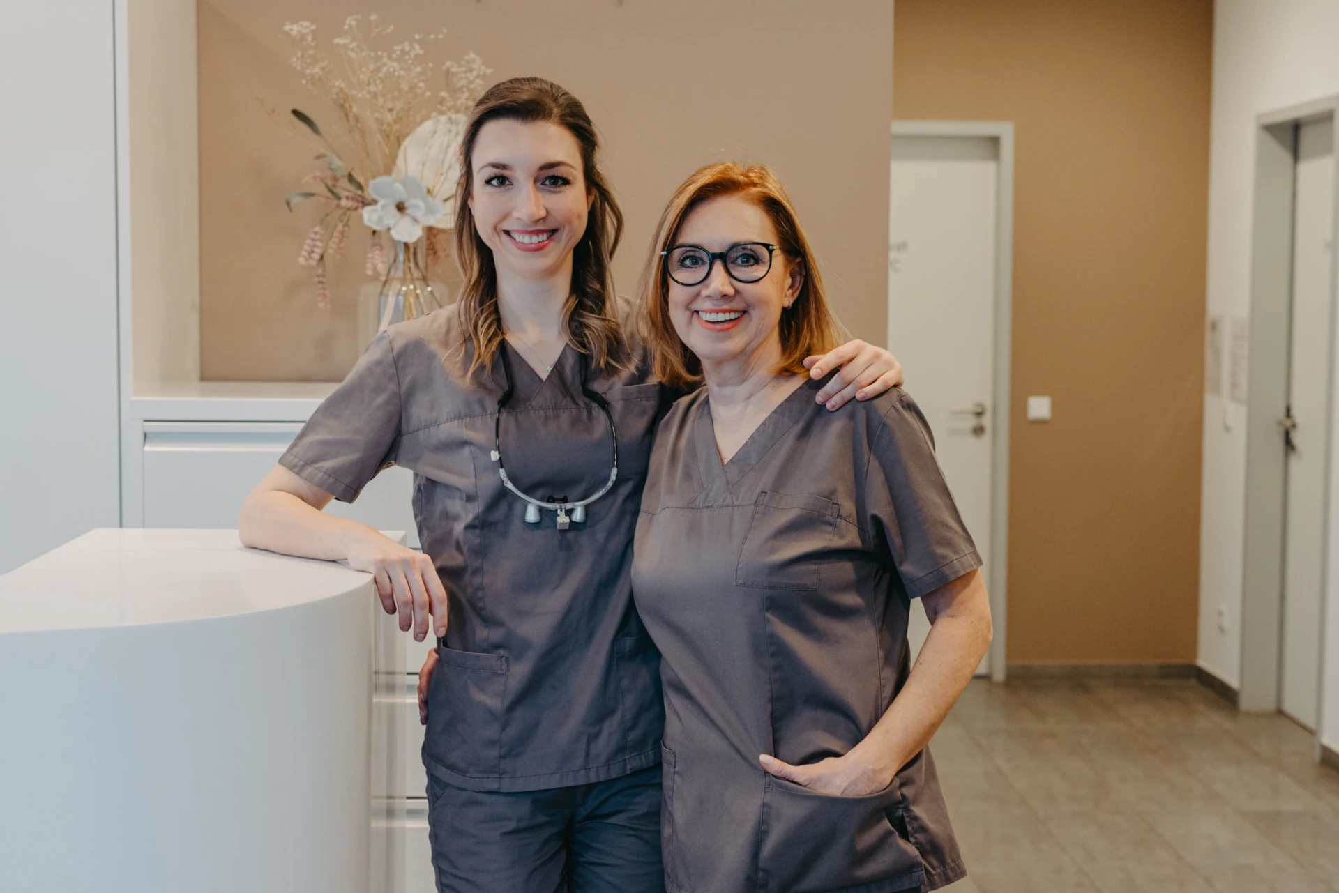Dr. Julia Takács und Dr.-medic. stom Clara Veres im DENTALEV Praxisteam