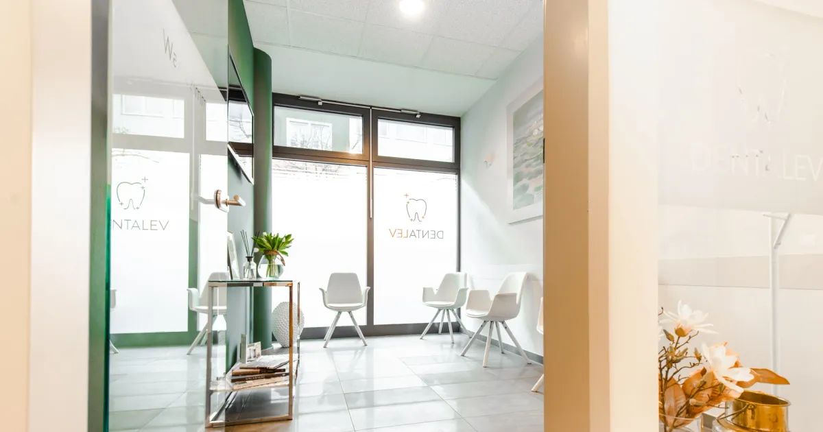 Ruhiges, helles Wartezimmer der Zahnarztpraxis DENTALEV in Leverkusen – entspannte Atmosphäre für Angstpatienten