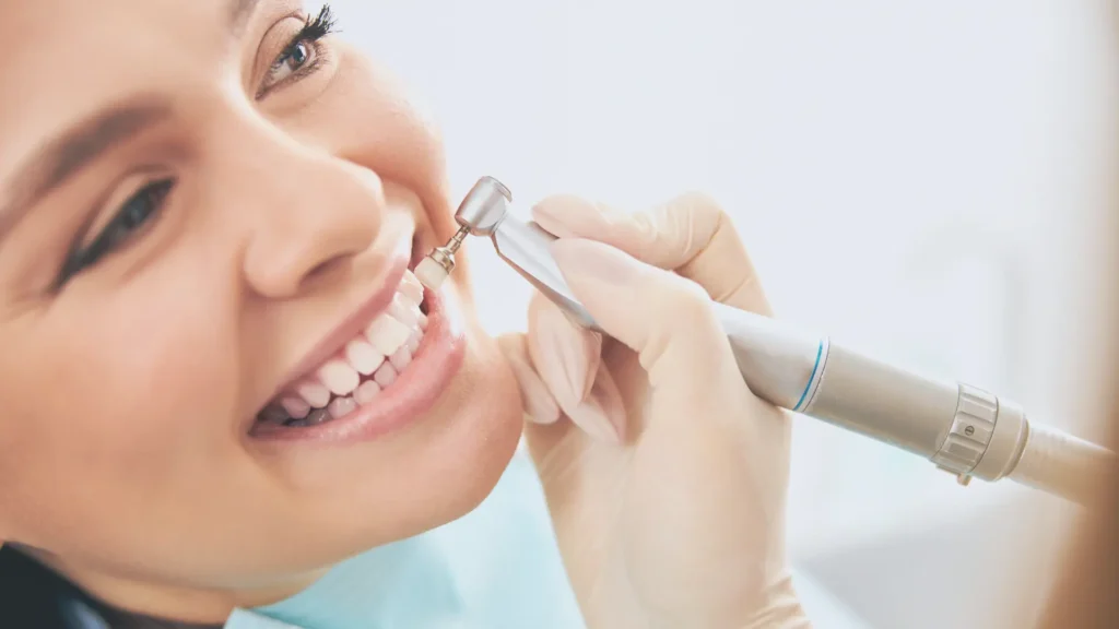 Patientin bei Zahnreinigung